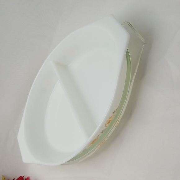 Pyrex Town & Country Divided Casserole Dish with Lid - Picture 13 of 16